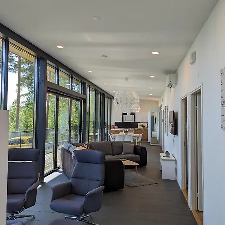 Kartanonrinteen Amanda *